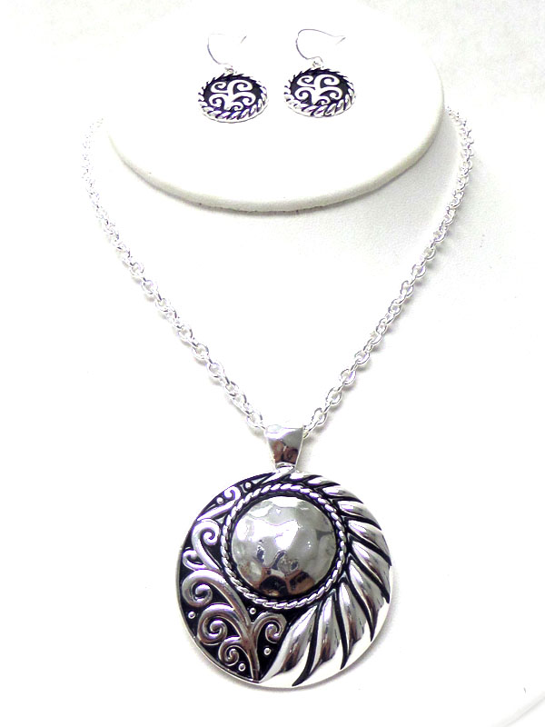 Designer metal textured necklace set