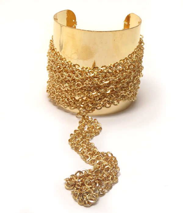 Bold connected chain ring cuff