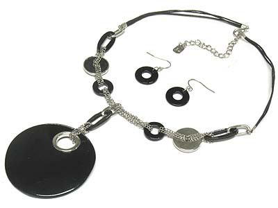 Large round shell disk pendant necklace and earring set 