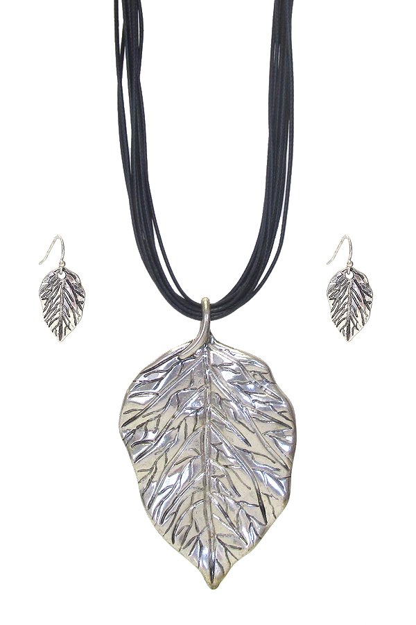 Textured leaf pendant necklace set