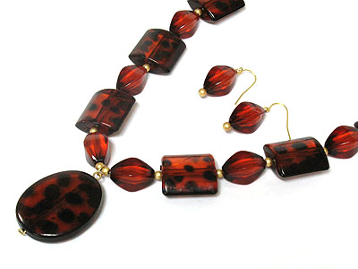 Acrylic animal print necklace set