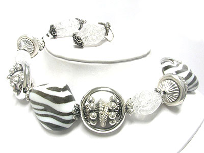 Animal theme metal and acryl bar neckalce earring set