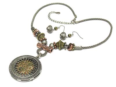 Antique style metal filigree round pendant necklace and earring set