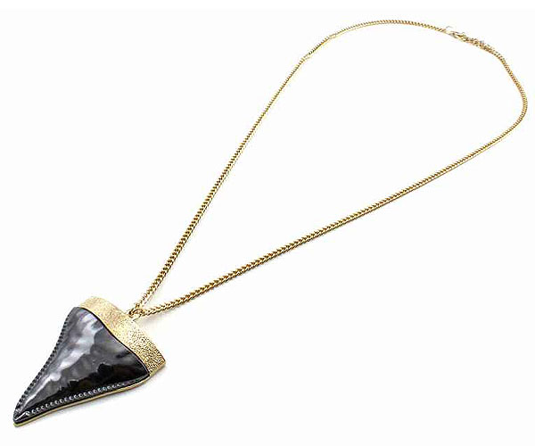 Hammered metal works triangle pendant necklace earring set