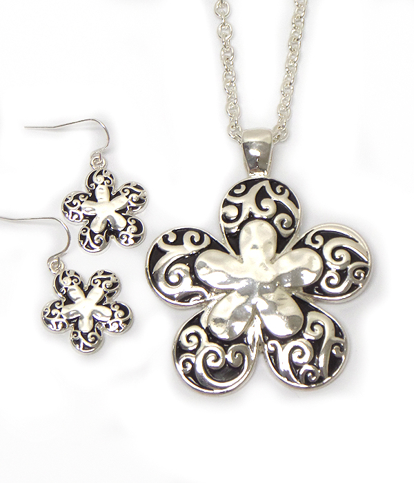 Metal filigree and hammered flower pendant necklace set
