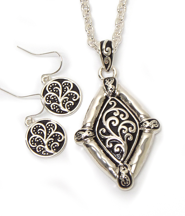 Metal filigree and hammered pendant necklace set