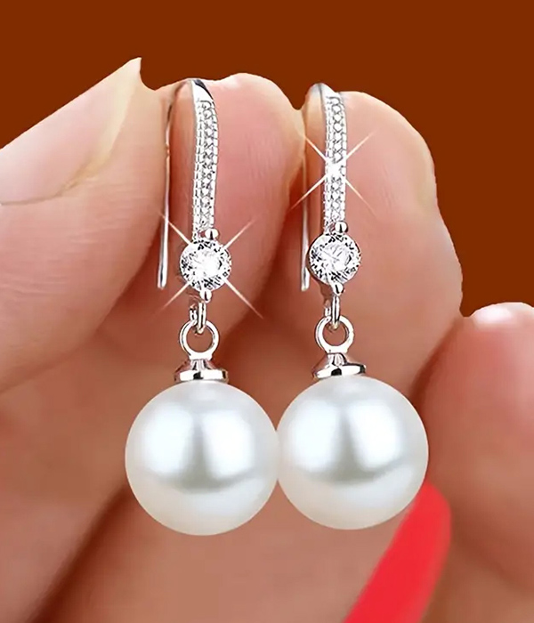 Teardrop pearl earring