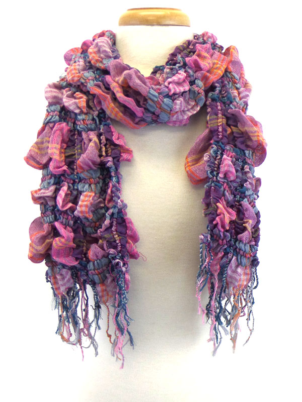 Wrinkle and plaid pattern scarf