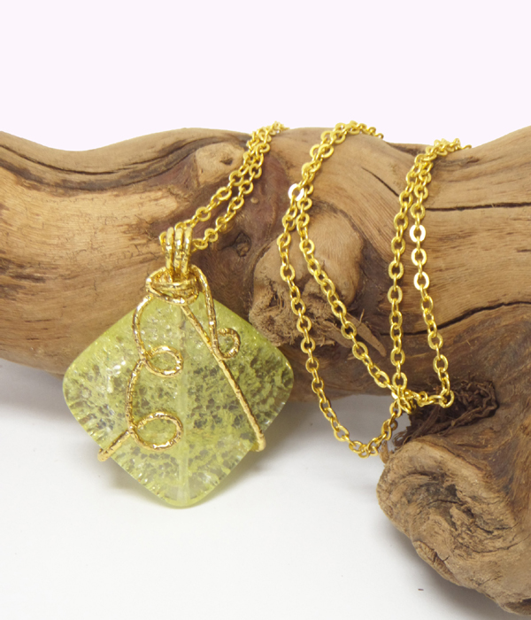 Semi precious stone pendant necklace