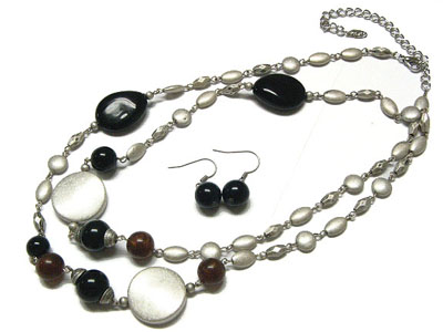 Beads and burnish metal round disk long necklace and earring set