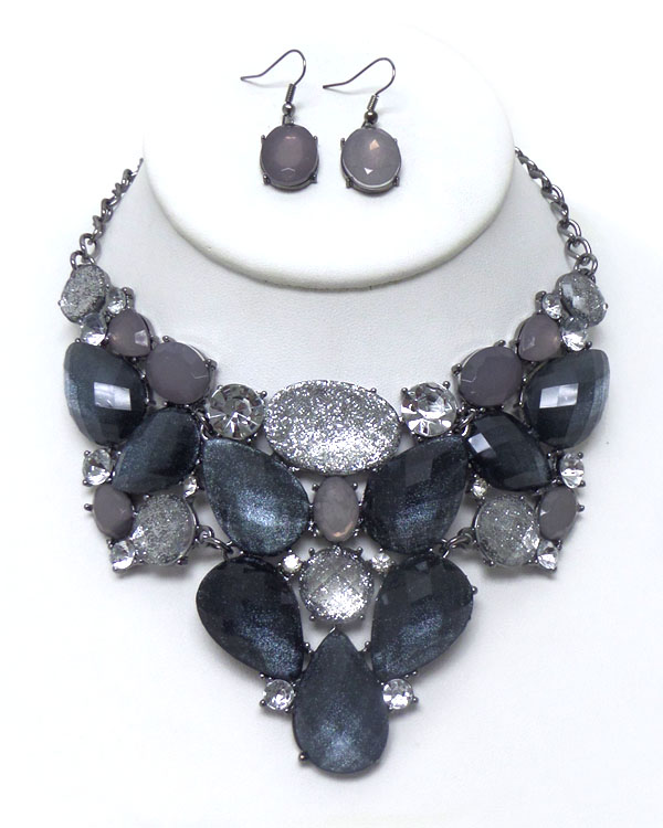 Glitter and solid stones necklace set