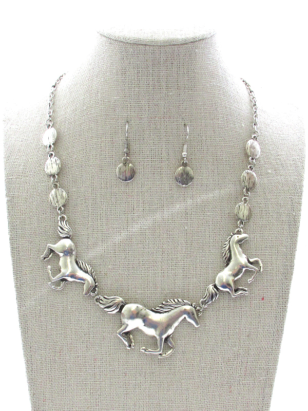 VINTAGE METAL RUNNING HORSE NECKLACE SET