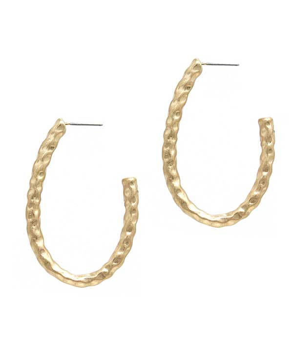 TEXTURED OVAL HOOP EARRING