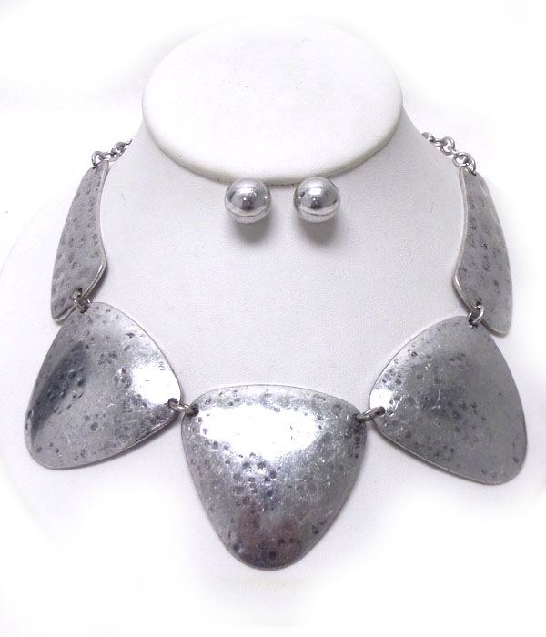 Linked triangle shape bold metal necklace set 