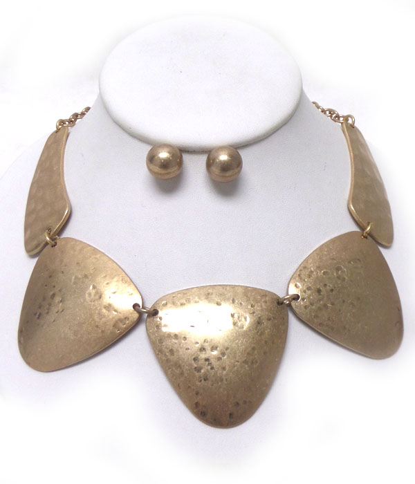 Linked triangle shape bold metal necklace set 