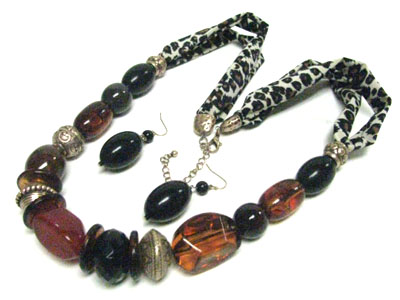 Animal pattern fabric back chunky beads necklace set