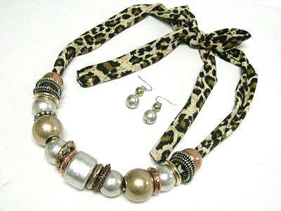 Animal pattern fabric back metal ball necklace set