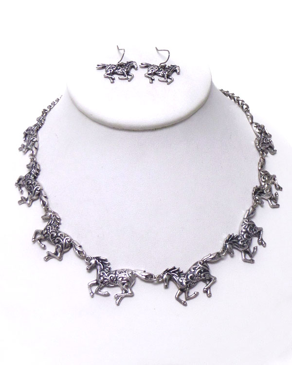 Linked metal forse necklace set