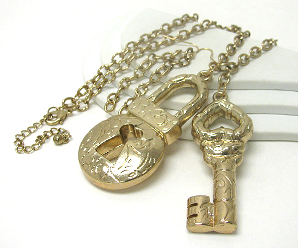 3 inch long large key and lock pendant long necklace