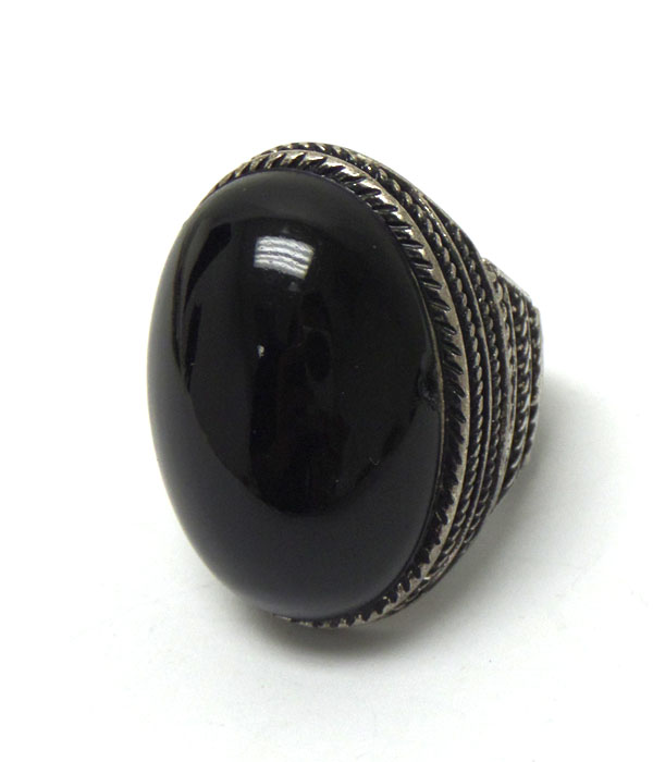 Round stone with thin border ring