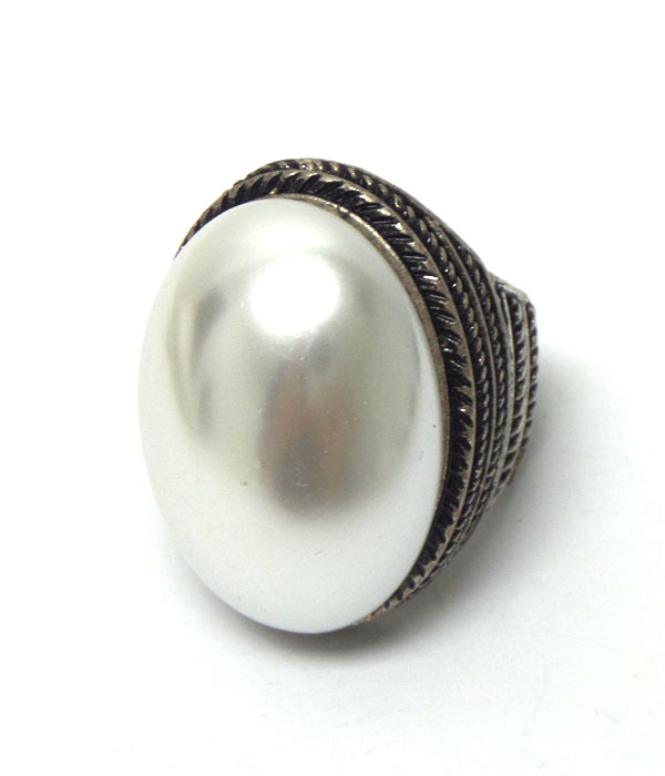 Round stone with thin border ring