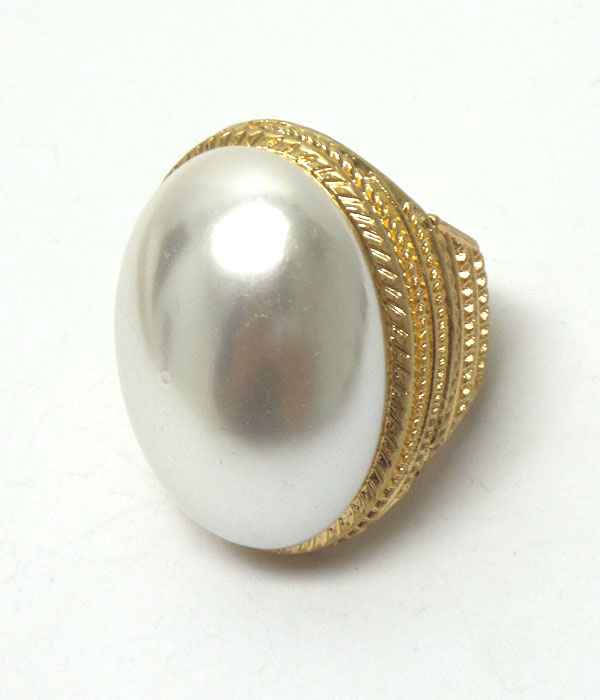 Round stone with thin border ring