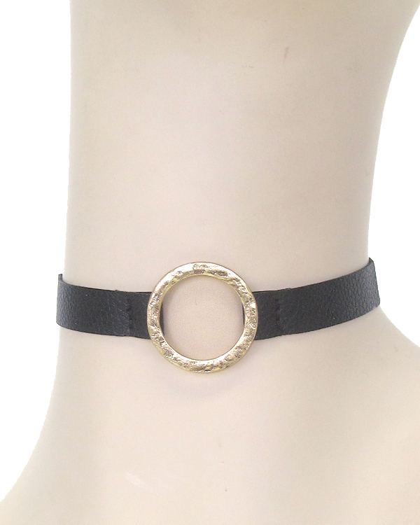 HAMMERED METAL HOOP LEATHERETTE CHOKER NECKLACE