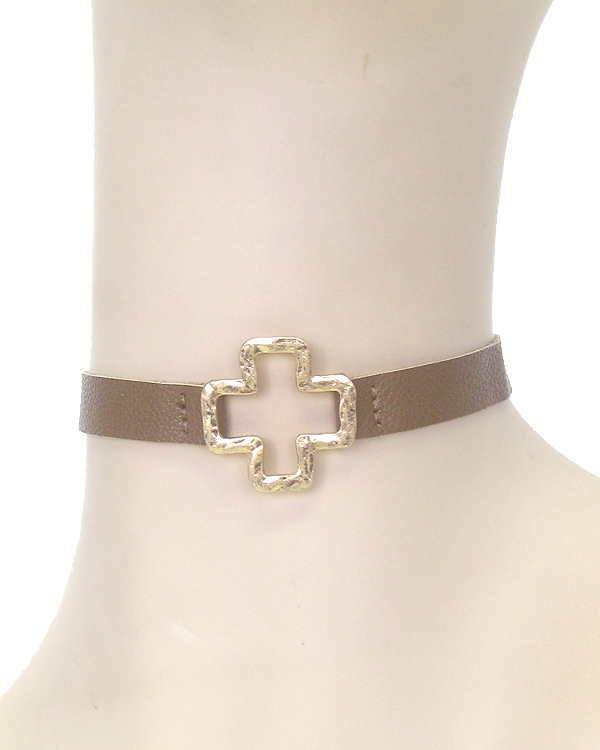 HAMMERED METAL CROSS LEATHERETTE CHOKER NECKLACE