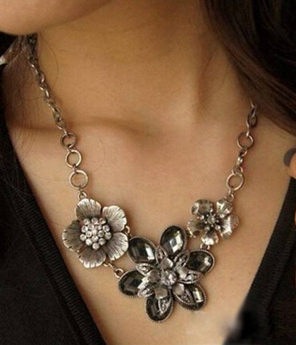 Crystal center metal flower link necklace