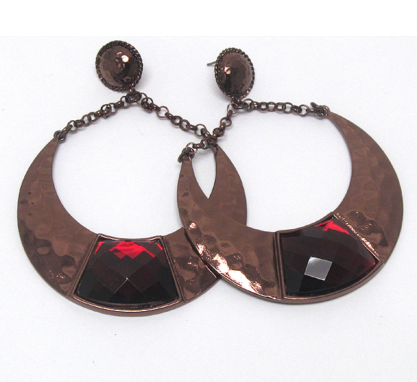 METAL HAMMERED HALF OVAL AND CHAIN ON CENTER CRYSTAL GLASS DROP EARRING