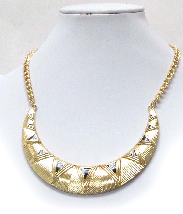 Chevron textured crescent metal chocker necklace