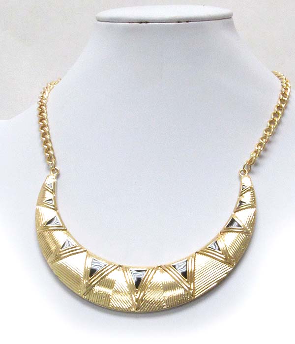 CHEVRON TEXTURED CRESCENT METAL CHOCKER NECKLACE