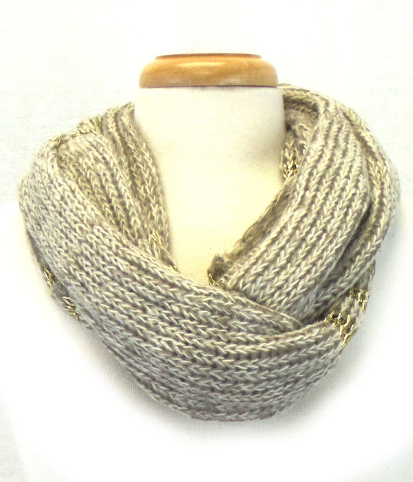 Knitting loop scarf