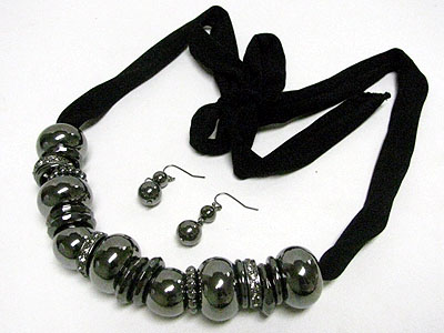 Crystal stud multi metal ring fabric necklace set
