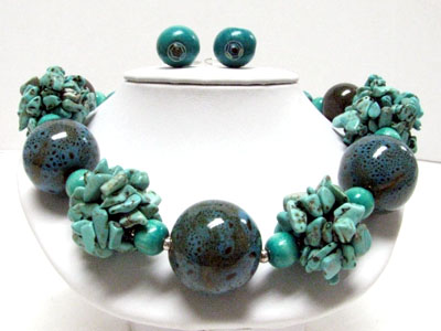 Natural chip stone cluster ball and ceramic stone necklace set