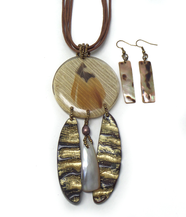 Wooden pendant with shell necklace set