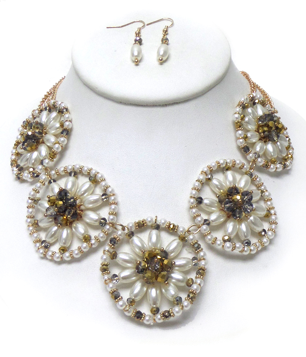 Linked flowers with pearls necklace set