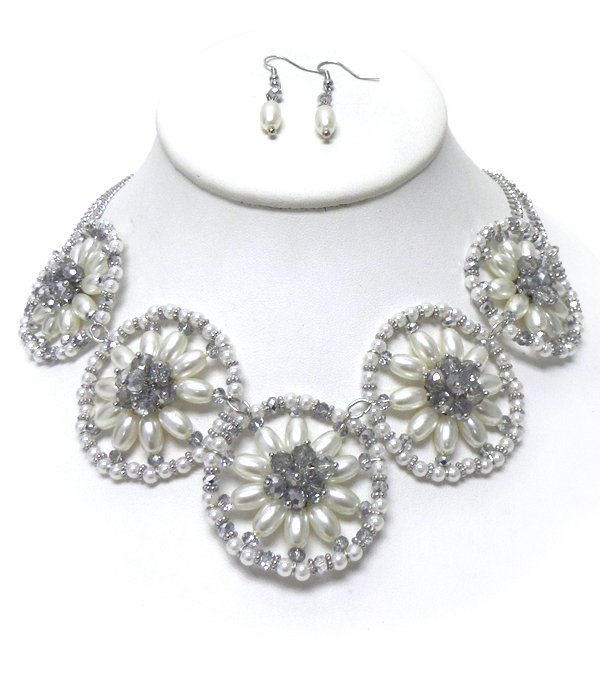 Linked flowers with pearls necklace set 