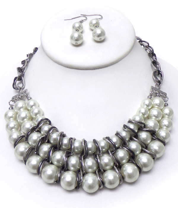 Three layer of pearls necklace set