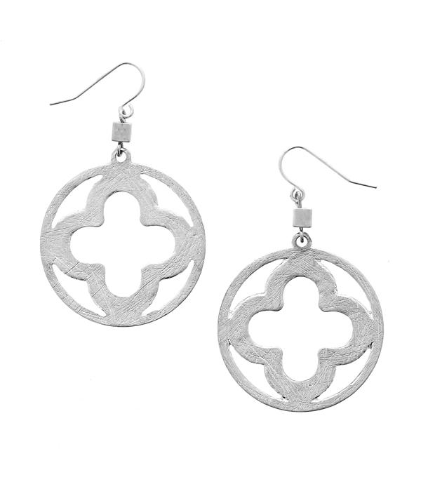 FLATTENED SCRATCH METAL CLOVER EARRING