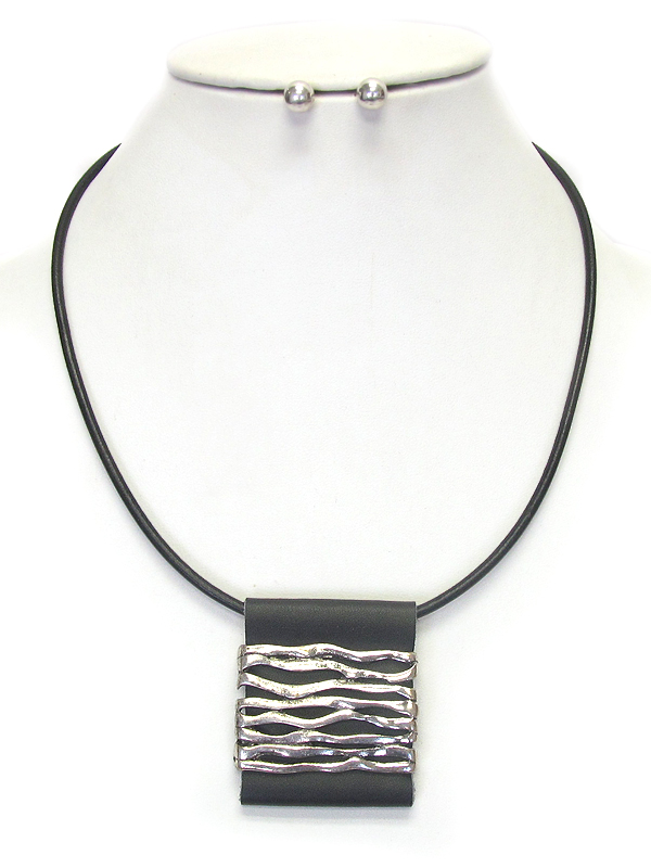 Hammered metal bar and leather pendant necklace set