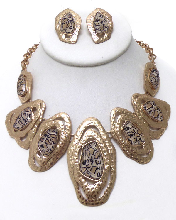 Leopard worn gold necklace set