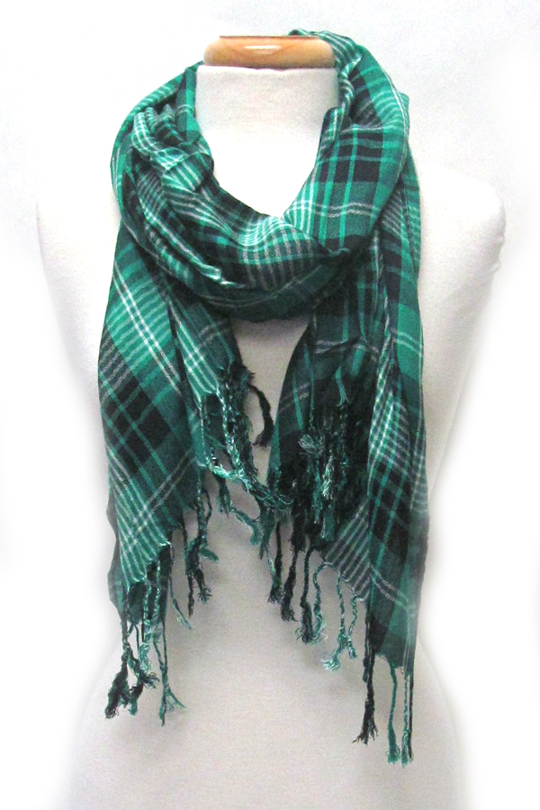 Plaid pattern and fringe scarf