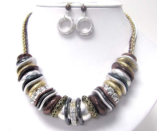 CRYSTAL AND MULTI MATERIAL RING LINK NECKLACE EARRING SET