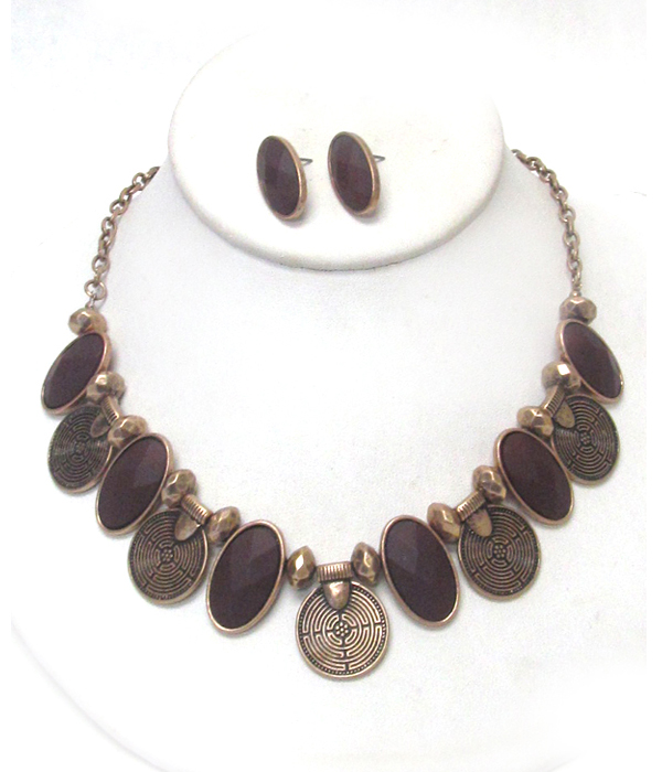 FACET STONE AND TEXTURE METAL DISK NECKLACE SET