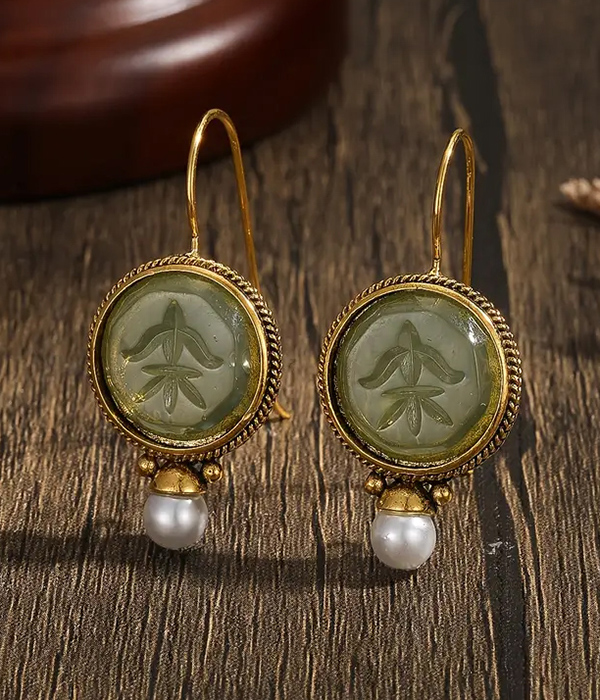 Vintage glass cameo and pearl earring