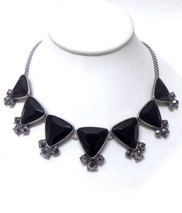 Triangle drop stones linked necklace