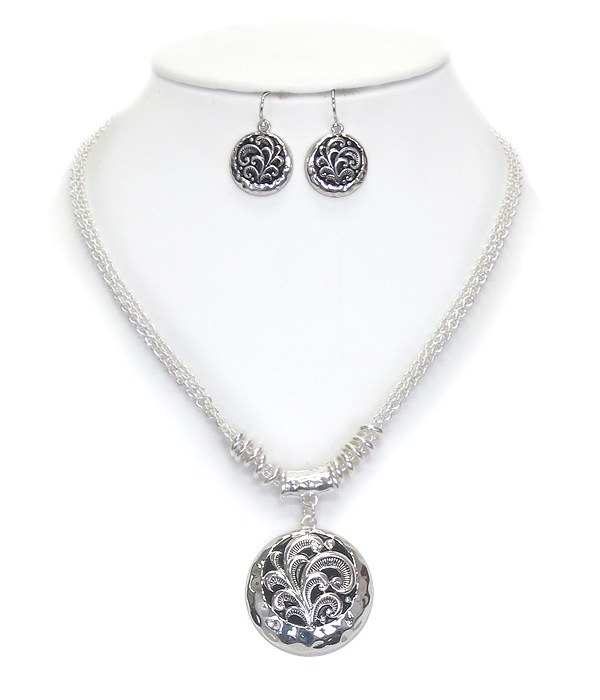Designer textured disk pendant necklace set