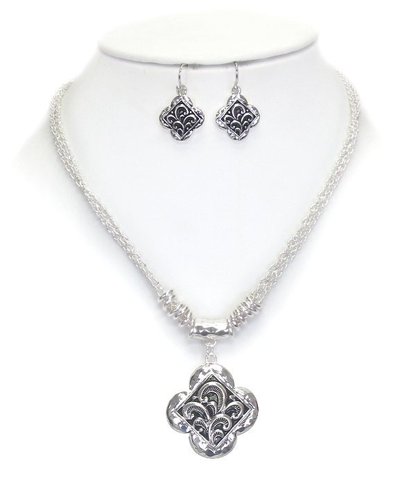 Designer textured quatrefoil necklace set