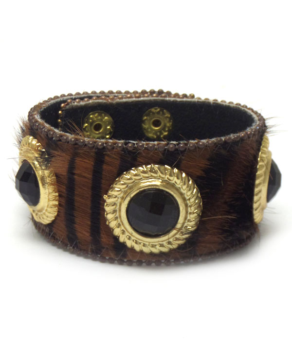 Animal print button bracelet 